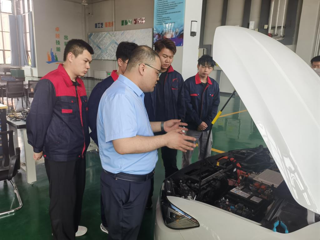 赋能未来，筑梦新能源——学院隆重举行产业教授聘任仪式暨技术开发论坛